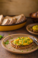 Scrambled eggs with herbs