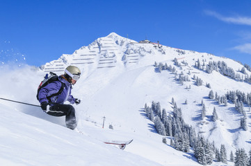 Skifahrerin im Tiefschnee