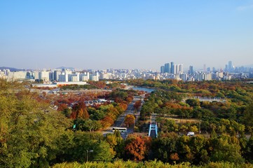 Obraz premium ワールドカップ・平和公園とソウルの町並み （ハヌル公園からの眺望）
