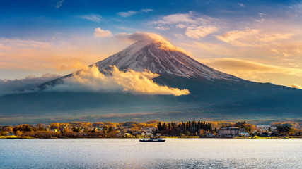 Fototapeta premium Fuji góra i Kawaguchiko jezioro przy zmierzchem, jesień przyprawiamy Fuji górę przy Yamanachi w Japonia.