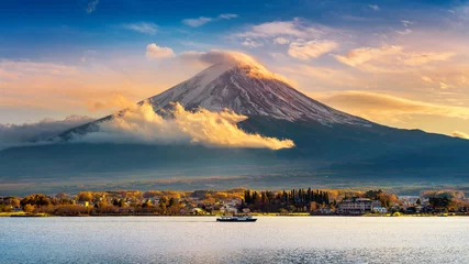 Poster Fuji-berg en Kawaguchiko-meer bij zonsondergang, herfstseizoenen Fuji-berg bij yamanachi in Japan. © tawatchai1990
