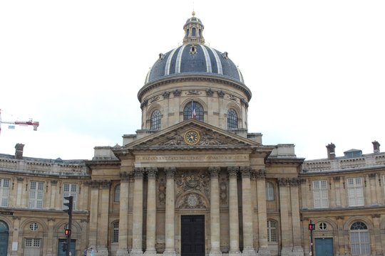 マザラン図書館/パリにあるフランス最古の公共図書館。大変な愛書家であった17世紀の枢機卿マザランの個人図書館である。