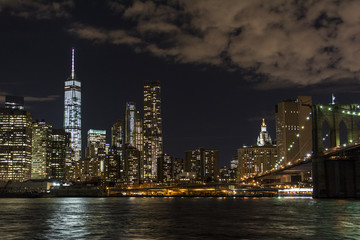 Fototapeta na wymiar Nächtliches Panorama auf Manhattan von New York in den USA.