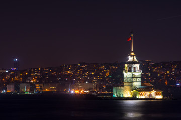 Obraz premium view to the kiz kulesi at night