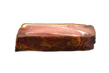 ein stück schwarzwälder schinken auf einem weissen hintergrund