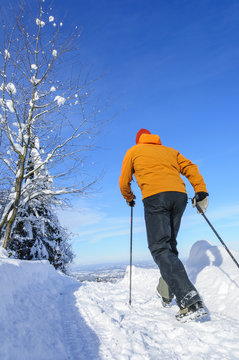 Workout beim Nordic Walking im Schnee