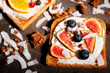 drei toast mit früchte