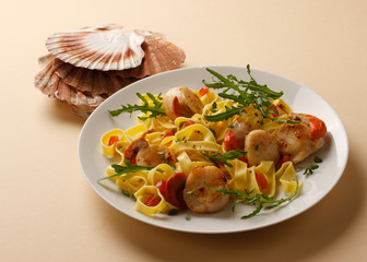 Jakobsmuscheln mit Bandnudeln und Rucola