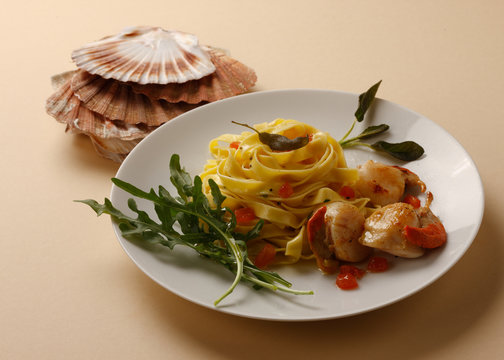 Jakobsmuscheln mit Bandnudeln und Salbei