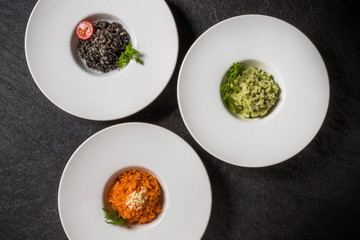 ３種のリゾット( risotto (squid ink, tomato, basil)