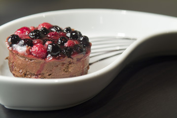 postre de chocolate con frutos rojo
