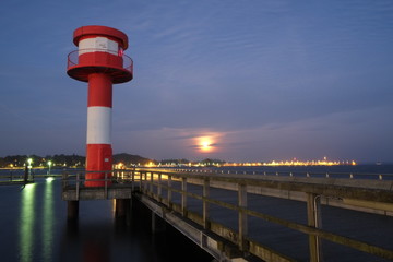 Leuchtturm am Eckernf&ouml;rder Hafen beim Mondaufgang