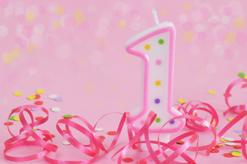 Geburtstagskerze ein Jahr gegen festlich pink rosa Hintergrund 