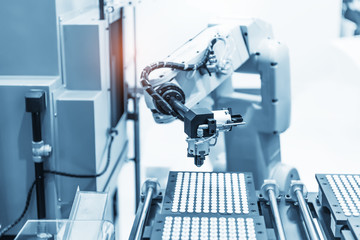 robot working in factory,Conveyor Tracking Controler of robotic hand.