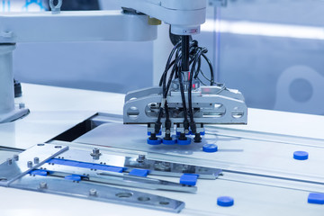 robot working in factory,Conveyor Tracking Controler of robotic hand.