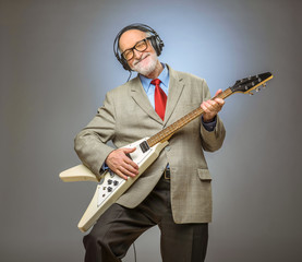 Obraz premium Senior man playing electric guitar