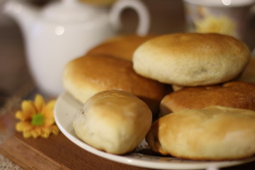печеные пирожки на тарелке, фотография