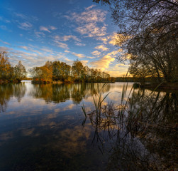 Tranquila tarde de otoño a la orilla del lago