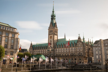 Fototapeta na wymiar View of the Hamburg city hall