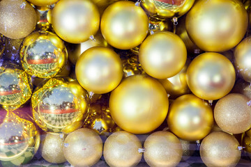 A lot of gold balls That was brought together In the Christmas season And Compatible with many other festivals.