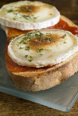 Tosta de jamon iberico y queso de cabra