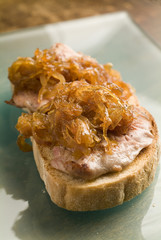 Tosta de secreto iberico con cebolla caramelizada