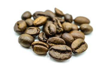 Kaffee Kaffeebohne Kaffeebohnen isoliert freigestellt auf weißen Hintergrund, Freisteller

