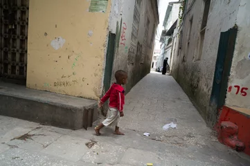Fotobehang Kleine jongen in Stone Town Zanzibar © Wolfgang