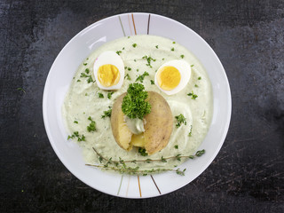 Grüne Sauce mit Eiern und Kartoffel