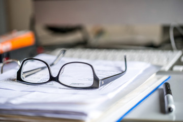 Arbeitsplatz, Brille, Unterlagen, 
