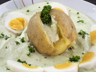 Grüne Sauce mit Eiern und Kartoffel