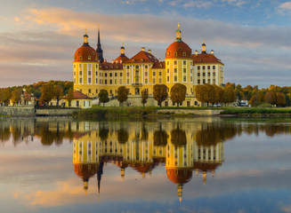 Fototapeta na wymiar Moritzburg castle in a beautiful evening light