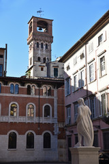 Fototapeta na wymiar Placette avec statue dans la ville de Lucca en Toscane, Italie
