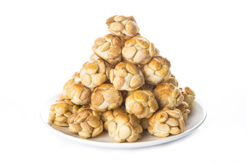 Mazapanes artesanales almendrados para los postres de las comidas de navidad aislados sobre fondo blanco