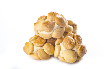 Mazapanes artesanales almendrados para los postres de las comidas de navidad aislados sobre fondo blanco