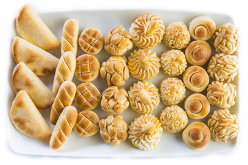 Bandeja de mazapanes variados para los postres de las comidas de Navidad