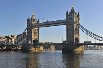 Fototapeta na wymiar London Tower Bridge and Thames River in the autumn