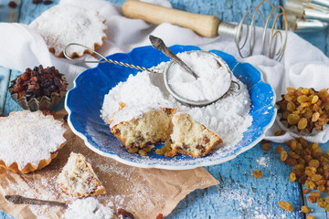 Cupcakes with raisins and sugar powder