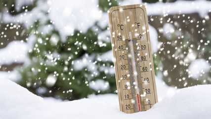 Wintereinbruch - Thermometer im Schnee. 