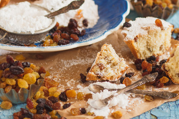 Cupcakes with raisins and sugar powder