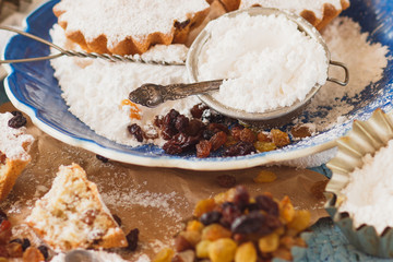 Cupcakes with raisins and sugar powder