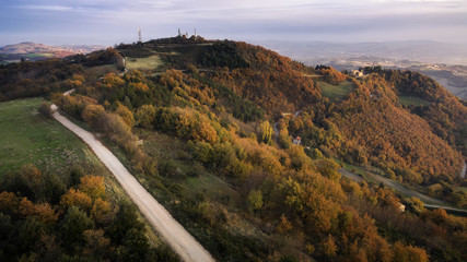 Italia, Pesaro dicembre 2017 - vista di paesaggio autunnale con boschi, antenne, stradine e cielo...