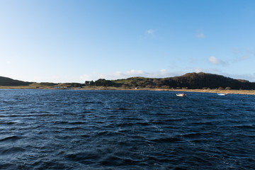 Obraz premium Few fisherman houses at the water with boats
