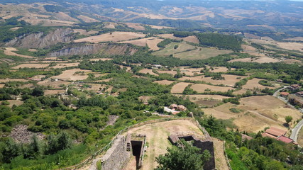 ampia veduta della val d'orcia dalla fortezza di Radicofani