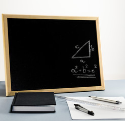A blackboard with the pythagorean theorem for teaching mathematics in school - 183233632