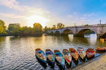 Richmond River Thames boats and bridge - obrazy, fototapety, plakaty
