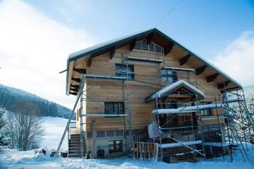 Fototapeta na wymiar Travaux rénovation chalet dans les Alpes