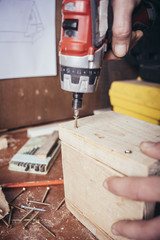 Amateur carpenter screwed screw with a cordless drill