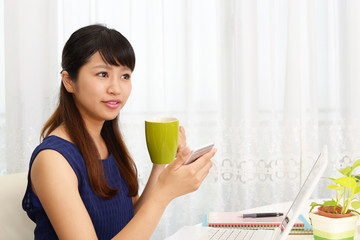 珈琲を飲み寛ぐ女性