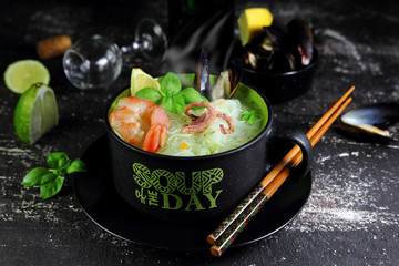 суп с рисовой лапшой и морепродуктами © lenakorzh